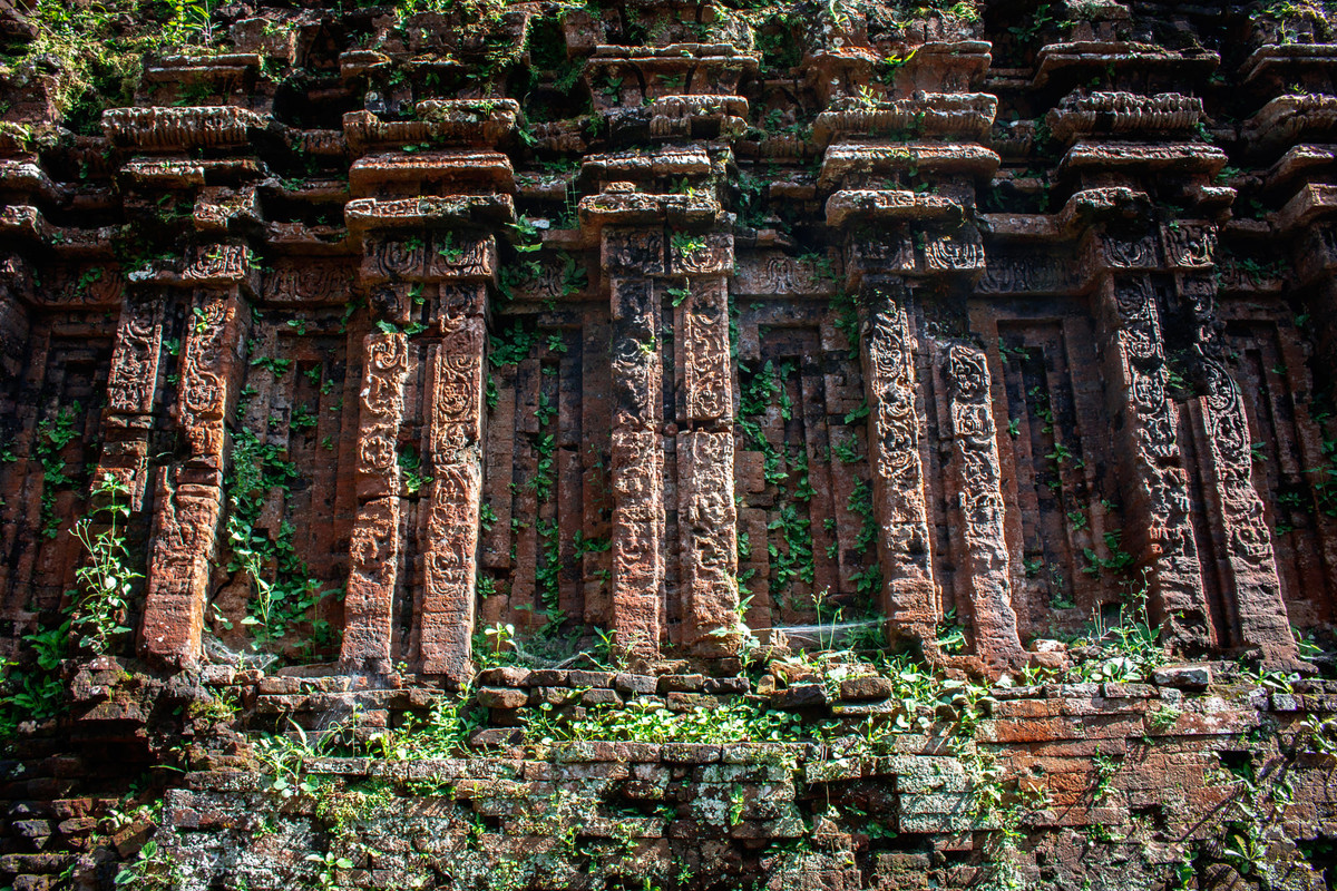 Dấu ấn lịch sử trên bức tường gạch cổ. Ảnh: Dem Goradetsky / 500px.com.