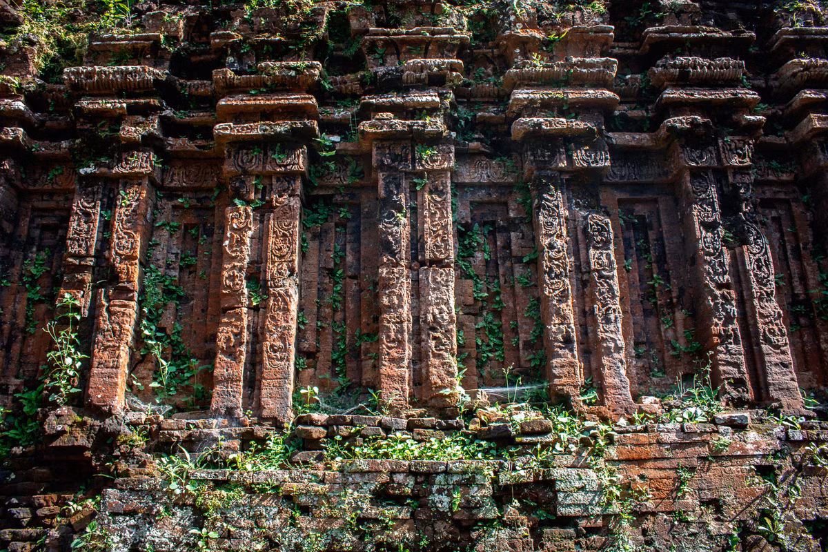 Dấu ấn lịch sử trên bức tường gạch cổ. Ảnh: Dem Goradetsky / 500px.com.