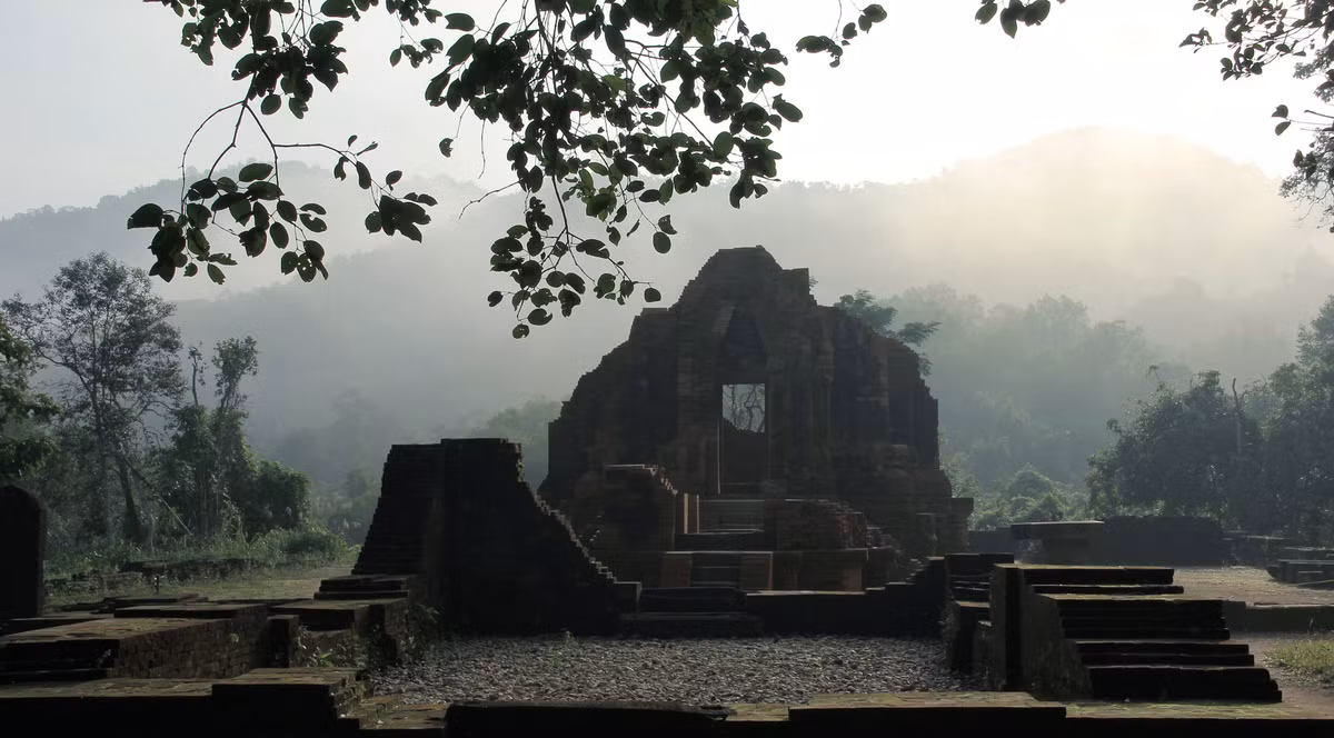 Sương giăng trên Thánh địa. Ảnh: Emily Dlspx / 500px.com.