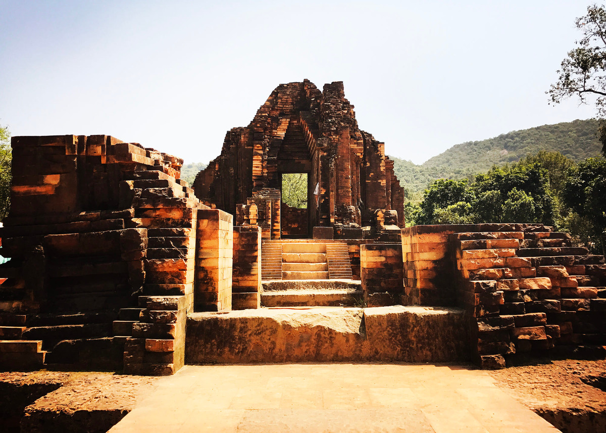 Vẻ đẹp điêu tàn giữa núi rừng hoang vu. Ảnh: Andrew Pascal / 500px.com.