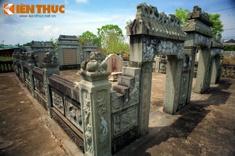 Nét đặc sắc nhất của khu lăng mộ là hình tượng các loại trái cây được khắc trên các trụ cột ở hai vòng tường bao quanh.