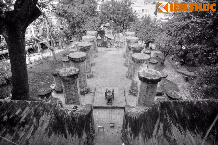 Một hôm, hoàng tử phát hiện có bóng người lạ ở trong cung. Chàng lấy làm lạ nên đã theo dõi và phát hiện ra cô gái ẩn nấp trong khúc gỗ đó. Khi bị hoàng tử “bắt quả tang”, cô tự xưng là Thiên Y A Na, rồi ngồi kể cho chàng nghe về câu chuyện của mình.