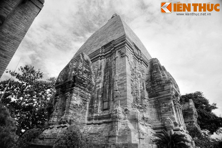 Hoàng tử đem lòng yêu mến cô gái và ngay hôm sau xin phép vua cha cho mình được thành hôn với nàng. Sau vài năm chung sống, họ đã có với nhau hai người con. Người con gái đặt tên là Quí, người con trai đặt trên là Tri.