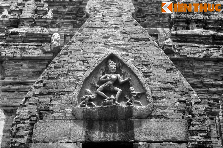 Một ngày nọ, một con chim hạc to lớn từ trên trời bay tới rước mẹ con bà về trời. Sau đó người dân nơi đây để tỏ lòng biết ơn của mình đối với bà đã cho tạc tượng và xây dựng tháp để thờ cúng... Đó chính là tháp Bà Nha Trang ngày nay. Mời quý độc giả xem video: Tín ngưỡng thờ mẫu Việt Nam: Di sản nhân loại. Nguồn: VTC14.