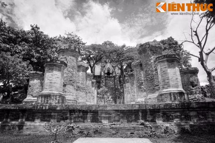 Một ngày kia, Thiên Y A Na nhớ về cha mẹ nuôi của mình ở trời Nam. Bà liền dẫn hai người con của mình hóa vào khúc kì nam, để xuôi ra biển... Khi về đến thì cha mẹ nuôi đã không còn. Bà đã xây mộ khang trang, rồi sửa lại ngôi nhà để có nơi thờ cúng ông bà.