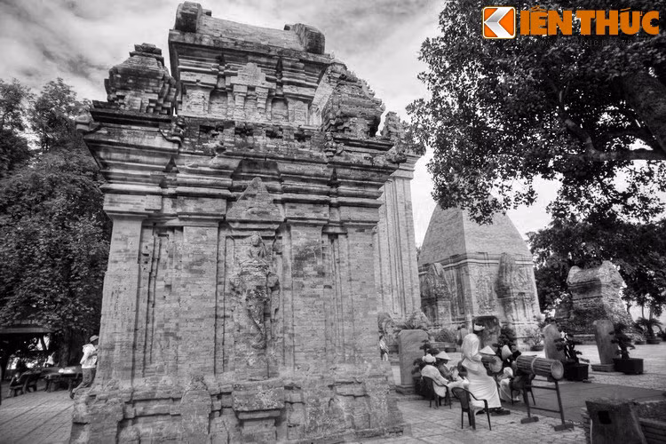 Sau nhiều lần mất trộm như vậy ông đã bắt được kẻ trộm, nhưng rất bất ngờ khi tên trộm lại là một cô gái xinh đẹp, không có cha mẹ. Thương cho số phận cô gái, vợ chồng lão nông đã nhận cô làm con nuôi mà không hề biết cô là tiên nữ giáng trần.