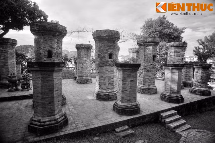 Sóng gió đã đưa khúc kì nam tới tận Trung Hoa. Khi dạt vào một làng chài nơi đây, người dân kéo ra xem rất đông bởi mùi hương ngào ngạt của nó. Nhiều người muốn mang về nhà nhưng không vác nổi. Nghe đồn về chuyện lạ, một vị hoàng tử đã tới và nhấc khúc gỗ mang về.