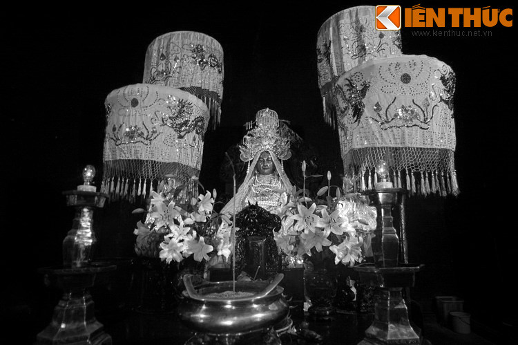 Thấy người dân còn nghèo đói, khổ cực, bà liền chia sẻ kiến thức của mình đã có trong những năm tháng ở xứ Trung Hoa, giúp dân chúng biết cách cày cấy, trồng trọt, chăn nuôi, dệt vải… để từ đó cuộc sống của người dân ngày một ấm no, đủ đày hơn.