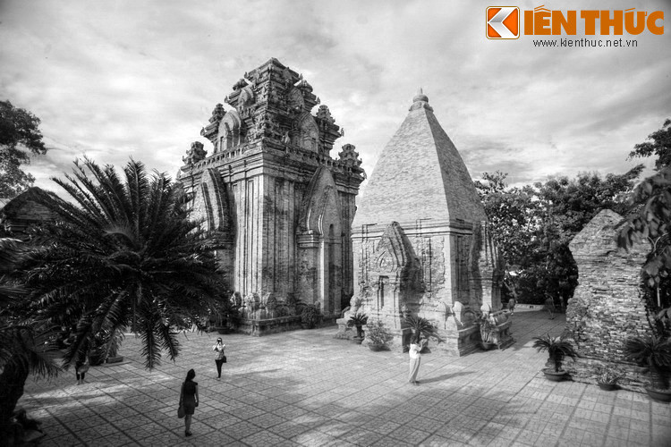 Theo đó, thuở xa xưa trên núi Đại An, có vợ chồng nhà tiều phu nọ đã nhiều tuổi nhưng không có con. Vợ chồng ông sống dựa vào việc trồng dưa. Đến mùa, dưa chín ông thấy vườn dưa của mình đã bị trộm một số trái dưa.