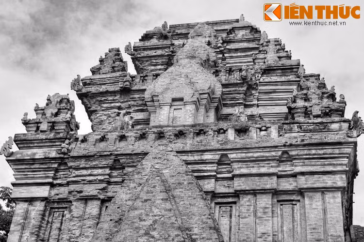 Một thời gian sau, cô nhớ lại cõi tiên xưa nên gom hoa lá và tảng đá quanh nhà để làm một hòn non bộ. Khi về, người cha nuôi không hài lòng nên đã quát mắng cô. Hờn dỗi, cô bỏ đi rồi bắt gặp một khúc kì nam trôi giữa dòng sông, bèn hóa thân vào nó rồi trôi ra biển.