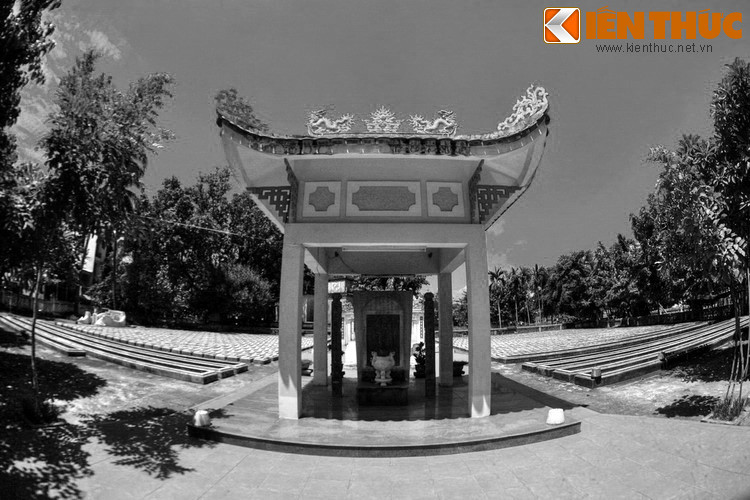 Năm 1866, nghĩa trũng Hòa Vang được thành lập để quy tụ hài cốt binh sĩ tử trận trong cuộc chiến chống người Âu. Ban đầu nghĩa trũng nằm ở làng Nghi An (nay thuộc phường Hòa Phát, quận Cẩm Lệ). Đến năm 1962, khi sân bay Đà Nẵng mở rộng, nghĩa trũng chuyển về địa điểm hiện tại... Mời quý độc giả xem video: Đà Nẵng chuyển mình xứng tầm "anh cả" miền Trung.