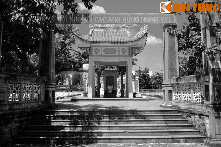 Nằm ở phường Khuê Trung, quận Cẩm Lệ, TP Đà Nẵng, nghĩa trũng (nghĩa trang) Hòa Vang là nghĩa trang liệt sĩ cổ nhất Việt Nam. Sự hình thành của nghĩa trang đặc biệt này gắn với một sự kiện hào hùng trong lịch sử cuộc kháng chiến của quân dân ta chống thực dân Pháp xâm lược.