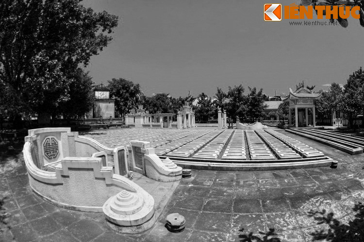 Trong ngày đầu chiến sự, hầu hết đồn phòng thủ phía Đông sông Hàn bị hạ. Sáng 2/9/1858, địch tiếp tục pháo kích tấn công thành Điện Hải và đổ quân đánh chiếm khu vực phía Tây. Lực lượng quân triều đình vừa đánh, vừa lui dần, lập phòng tuyến phía Tây Nam Hòa Vang để ngăn địch.