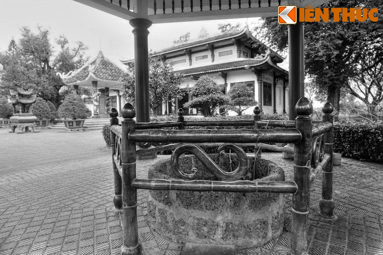 Khi ấy, vợ ông Thọ sực nhớ lại chuyện ở đền thờ Tây Sơn Tam Kiệt, liền sắm lễ vật đền quỳ lạy khóc xin các bậc thần thánh tha tội cho ông chồng thiếu hiểu biết của mình.