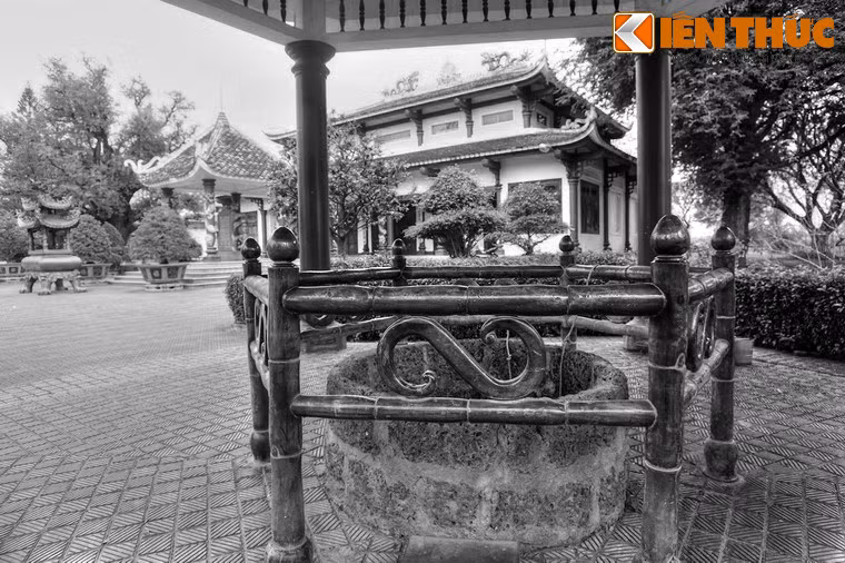 Khi ấy, vợ ông Thọ sực nhớ lại chuyện ở đền thờ Tây Sơn Tam Kiệt, liền sắm lễ vật đền quỳ lạy khóc xin các bậc thần thánh tha tội cho ông chồng thiếu hiểu biết của mình.