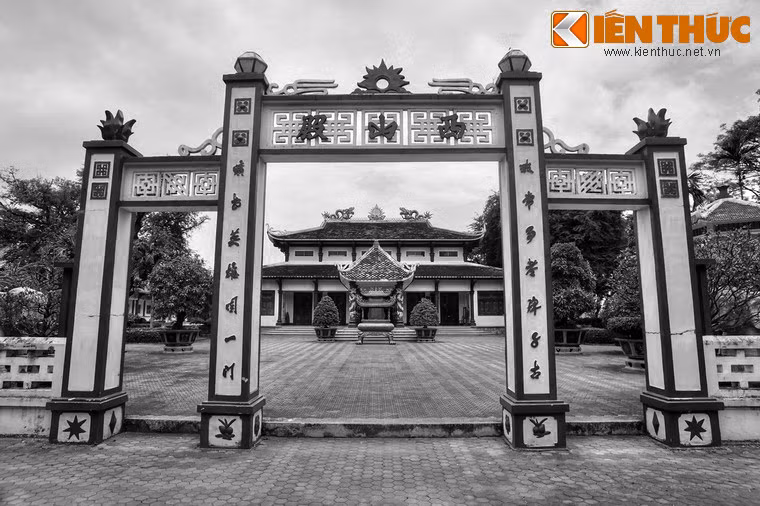 Về sự thiêng của chiếc giếng cổ, người ta còn truyền tụng chuyện về những kẻ bất kính đã bị trừng phạt thích đáng. Tiêu biểu là câu chuyện năm 1967, khi Tỉnh trưởng Bình Định khi ấy là Trung tá Phan Minh Thọ lấy xe jeep chở vợ con lên đền thờ Tây Sơn Tam kiệt để bà vợ cầu khấn.