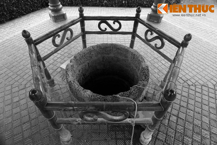 Trong khuôn viên đền thờ Tây Sơn Tam Kiệt ở thị trấn Phú Phong, huyện Tây Sơn, Bình Định, có một chiếc giếng cổ gắn với sự khởi nghiệp của ba người anh hùng áo vải nhà Tây Sơn. Ẩn giấu trong chiếc giếng này là một chiều sâu tâm linh gắn với đức tin của người dân trong vùng.