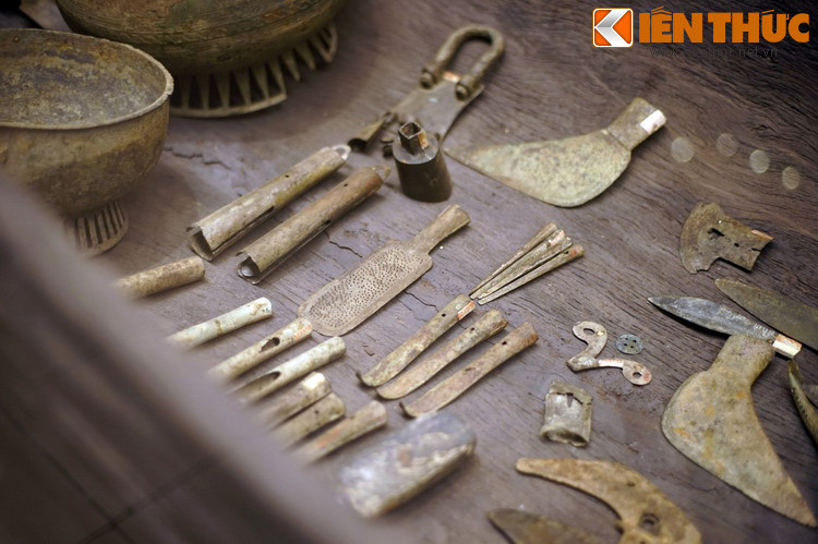 Ngoài vũ khí, trong mộ còn có nhiều công cụ có thể dùng trong hỗ trợ chiến đấu như dùi, đục, giũa... được chế tác rất tinh xảo.