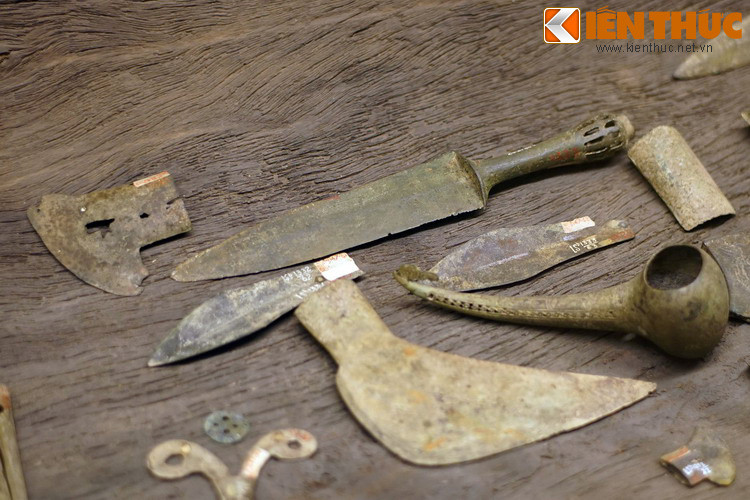 Dao găm là loại vũ khí thường dùng để đánh gần (đâm), nhưng đôi khi cũng được dùng để ném. Đây cũng là một trong các vũ khí độc đáo của văn hóa Đông Sơn.