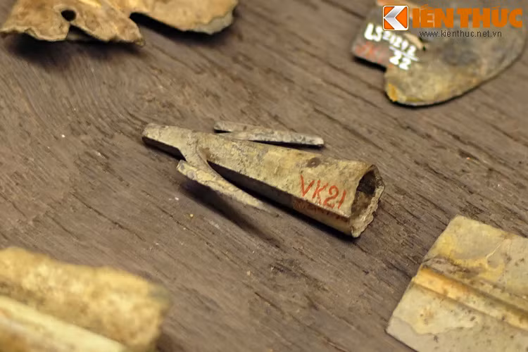 Mũi lao cũng được tìm thấy trong mộ thuyền Việt Khê. Lao là loại vũ khí đánh xa bằng phương pháp phóng. Mũi lao có ngạnh nên rất khó rút ra nếu găm vào da thịt.