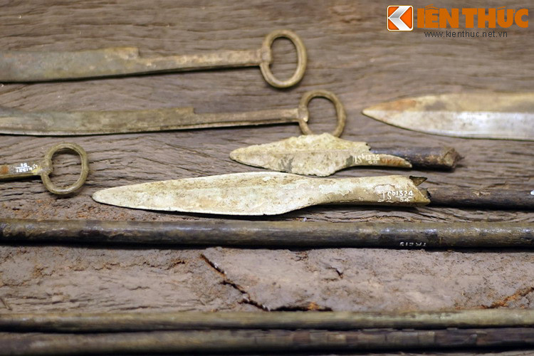 Giáo là loại vũ khí cận chiến sử dụng bằng cách đâm, gồm hai phần là lưỡi và cán. Lưỡi giáo Đông Sơn có đủ loại hình dạng, kích cỡ khác nhau, có chiếc dài tới trên 50 cm, chiều dài trung bình vào khoảng 20 – 25 cm.