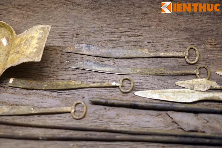 Dao tông có cán dài, có thể cầm để chém bằng hai tay. Đây vừa là vũ khí, vừa là công cụ dùng trong sinh hoạt, lao động sản xuất.