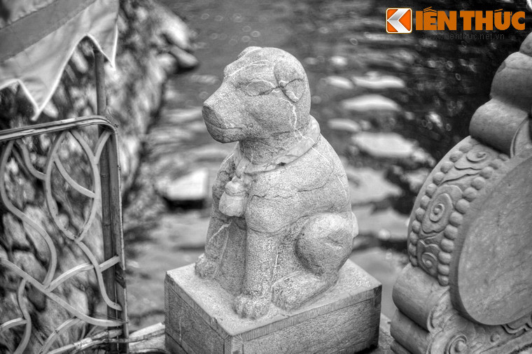 Tục thờ này xuất phát từ một quan niệm của người xưa rằng tiếng chó sủa có thể xua đuổi được ma quỷ. Vì vậy, chó đá được đặt trước cổng nhà, cổng các công trình thờ tự... như một linh vật cầu phúc, trừ tà. Ảnh: Cận cảnh một con chó đá ở đền Thủy Trung Tiên.