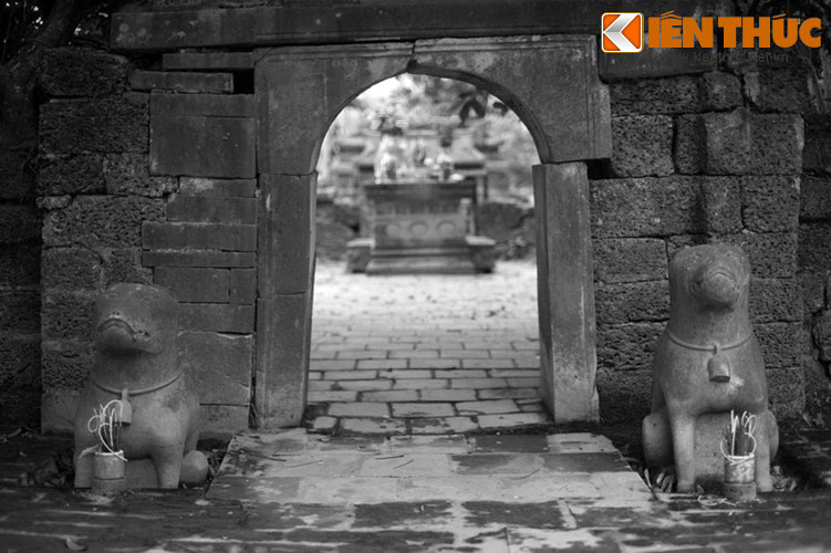 Lấy làm lạ, người học trò hỏi chó: “Anh em học trò qua đây cũng đông, sao mày chỉ mừng một mình tao?”. Con chó đáp: “Khoa thi này chỉ có mình thầy đậu thôi. Số trời đã định, tôi phải kính trọng mừng thầy”. Ảnh: Chó đá ở lăng Quận công Phạm Mẫn Trực, Hoài Đức, Hà Nội.