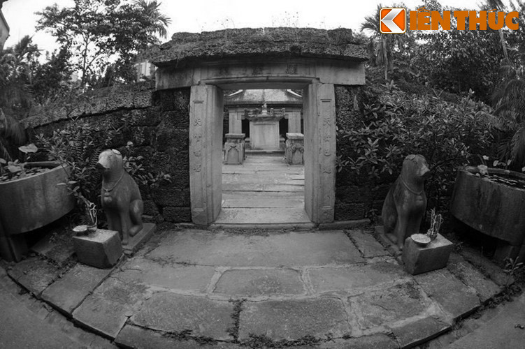 Người dân góp ý, ông ta dọa dẫm: “Khoa này con ông đỗ, rồi chúng mày sẽ biết tay ông”. Dân làng nghe ông nói vậy, cũng có lòng nể sợ, không muốn lôi thôi. Ảnh: Chó đá lăng Quận công Phạm Đôn Nghị, Hoài Đức, Hà Nội.