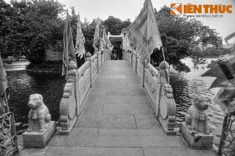  Tục thờ chó đá là một tín ngưỡng độc đáo, đã có từ rất lâu và được người Việt lưu truyền đến tận ngày nay. Điều này thể hiện qua những bức tượng chó đá hiện diện ở các đền, miếu, lăng mộ... tại nhiều địa phương. Ảnh: Cặp chó đá ở lối vào đền Thủy Trung Tiên, Ba Đình, Hà Nội.