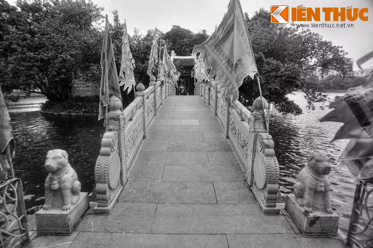  Tục thờ chó đá là một tín ngưỡng độc đáo, đã có từ rất lâu và được người Việt lưu truyền đến tận ngày nay. Điều này thể hiện qua những bức tượng chó đá hiện diện ở các đền, miếu, lăng mộ... tại nhiều địa phương. Ảnh: Cặp chó đá ở lối vào đền Thủy Trung Tiên, Ba Đình, Hà Nội.