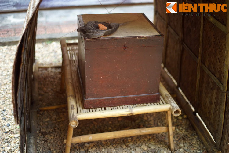 Ngoài lều chõng, các thì sinh còn mang theo một chiếc hòm gỗ to, dùng để đựng quần áo, giấy bút, nghiên mực, thức ăn và các đồ dùng thiết yếu khác trong kỳ thi. Khi làm bài thi, chiếc hòm cũng trở thành bàn viết.