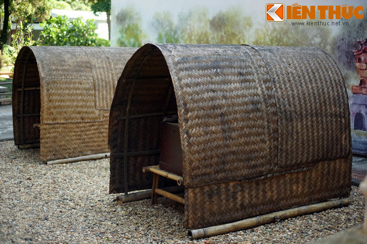 Theo đó, ngày xưa, khi tham gia các kỳ thi Hương, thị Hội, thi Đình... thí sinh lại phải mang theo lều, chõng, thức ăn... lặn lội xa xôi lên các trường thi ở kinh thành hoặc các đô thị lớn.