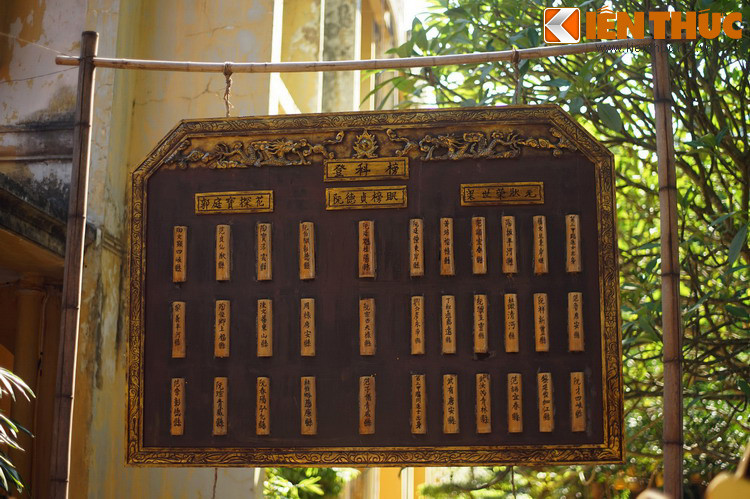 Bảng vàng ghi danh những người đỗ đạt trong kỳ thi. Cảnh lều chõng gắn với nền khoa cử Nho học chịu ảnh hưởng từ Trung Hoa. Nền khoa cử ấy đã gặp thách thức lớn vào thời thuộc địa, khi văn minh phương Tây tràn vào.