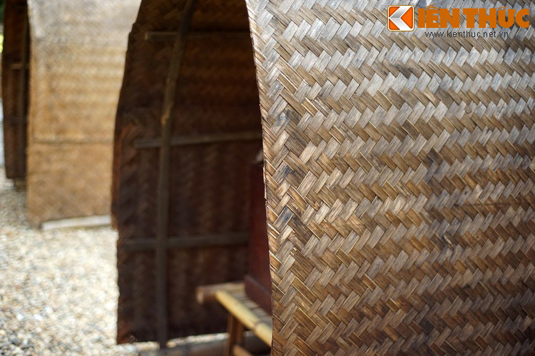 Trong cuốn "Lều chõng" phát hành năm 1941, nhà văn Ngô Tất Tố viết: "Ngày nay nghe đến hai tiếng "Lều", "Chõng" có lẽ nhiều người sẽ lấy làm lạ vì những vật ấy từ biệt chúng ta mà đi đến chỗ mất tích đã gần ba chục năm nay...".