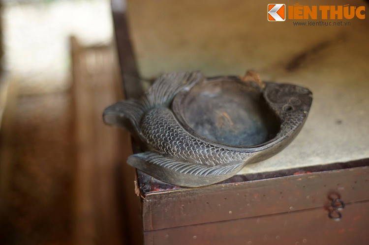 Một chiếc nghiên mực bằng gỗ đặt trên rương. Thời xưa sĩ tử viết bài bằng bút lông và mực tàu. Nghiên mực dùng để mài các thỏi mực với nước thành mực viết.