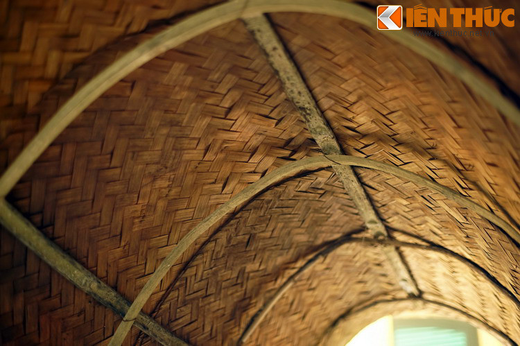 Tại đây, lều chõng chính là nơi cư ngụ, đồng thời là nơi làm bài của thí sinh trong những ngày thi cử. Trong đó, lều làm bằng cót được cố định bằng khung tre, trở thành mái nhà che nắng mưa.