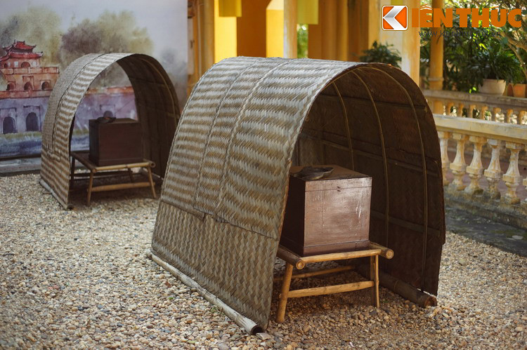 Người ta hay ví von chuyện thi cử của học sinh thời nay với cảnh lều chõng của sĩ tử xưa. Nhưng không phải ai cũng biết "lều chõng" là thế nào. Trong một lần trưng bày "Lều chõng của thí sinh trong kỳ thi Đình" tại Hoàng thành Thăng Long, Hà Nội, câu hỏi này được giải đáp bằng hiện vật trực quan.