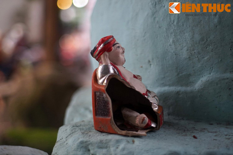 Nếu tượng bị bể, hoặc muốn làm mới bàn thờ vào những dịp lễ, Tết, người ta không ném bỏ tượng Ông Địa đi mà sẽ sẽ cho ông “an nghỉ” ở những nơi tôn nghiêm như đền, chùa, nghĩa trang. Dù dân dã đến mấy thì Ông Địa vẫn là một vị thần được con người kính trọng... Mời quý độc giả xem video: Tín ngưỡng thờ mẫu Việt Nam: Di sản nhân loại. Nguồn: VTC14.