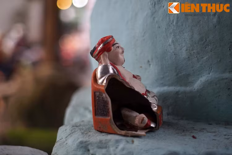 Nếu tượng bị bể, hoặc muốn làm mới bàn thờ vào những dịp lễ, Tết, người ta không ném bỏ tượng Ông Địa đi mà sẽ sẽ cho ông “an nghỉ” ở những nơi tôn nghiêm như đền, chùa, nghĩa trang. Dù dân dã đến mấy thì Ông Địa vẫn là một vị thần được con người kính trọng... Mời quý độc giả xem video: Tín ngưỡng thờ mẫu Việt Nam: Di sản nhân loại. Nguồn: VTC14.