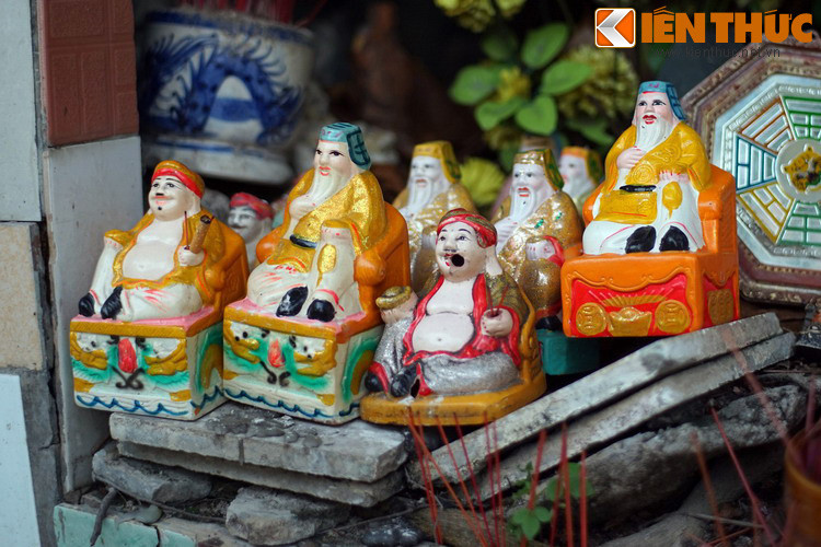 Sau khi tìm được đồ và cúng nải chuối thì người cúng lại bẻ ăn trước một trái. Điều này được lý giải rằng, do một lần ông Địa bị ngộ độc nên sợ, không dám hưởng, ăn trước là để “thử độc”. Điều này dường như cũng biểu thị sự gần gũi giữa Ông Địa và người dân trong sinh hoạt hàng ngày.