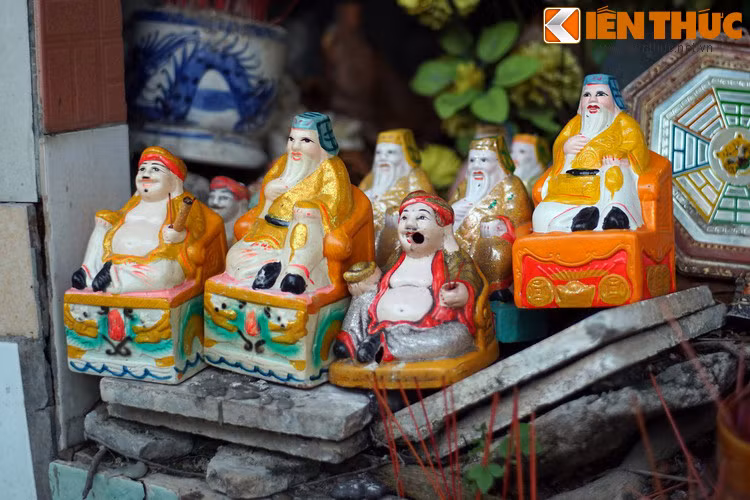 Sau khi tìm được đồ và cúng nải chuối thì người cúng lại bẻ ăn trước một trái. Điều này được lý giải rằng, do một lần ông Địa bị ngộ độc nên sợ, không dám hưởng, ăn trước là để “thử độc”. Điều này dường như cũng biểu thị sự gần gũi giữa Ông Địa và người dân trong sinh hoạt hàng ngày.