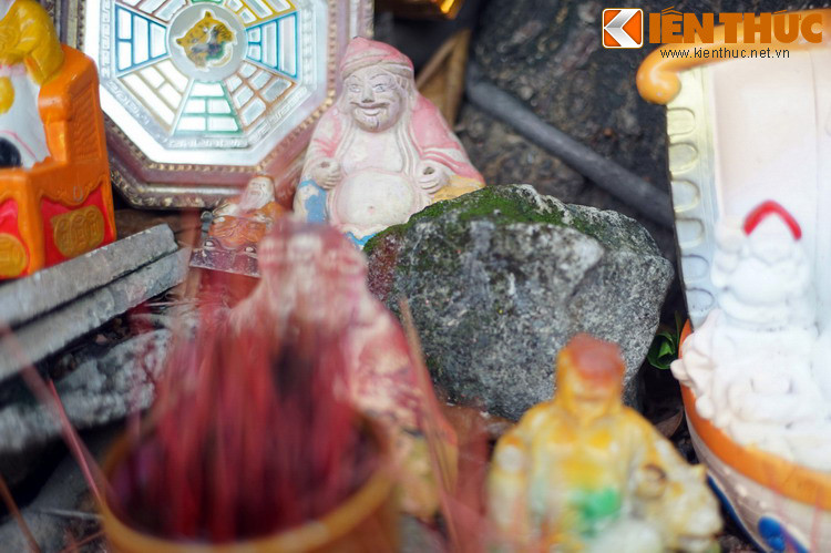 Ông Địa rất hiền, không bao giờ trừng phạt ai. Vì vậy mà có chuyện tiếu lâm về việc Ông Địa bị người dân bỡn cợt . Thậm chí, dân buôn bán cúng kiếng Ông Địa tử tế mà vẫn bán ế còn múc một thau nước và lấy tượng Ông Địa “trấn nước” để ổng... biết điều mà phù hộ cho gia chủ siêng hơn.