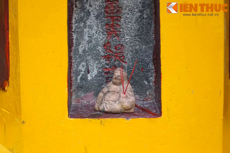 Trong văn hóa tín ngưỡng của cư dân Nam Bộ, Ông Địa có thể coi là vị thần “bình dân” nhất trong các vị thần. Bàn thờ ông Địa thường không ở trên cao mà nằm sát dưới nền đất, sàn nhà, đồ cúng tế rất giản dị như nải chuối, chén chè, ly cà phê…