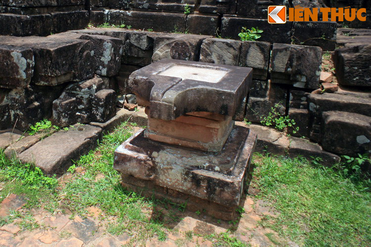 Khi Ấn Độ giáo ra đời, theo thần thoại về Siva, vị thần này hình thành như một cột lửa hình dương vật. Sau này, con người đã biểu tượng hóa bộ phận sinh dục nam – nữ để thờ thần Siva, trong đó Linga là biểu hiện đặc tính dương, Yoni là biểu hiện đặc tính âm của thần. Ảnh: Bệ Yoni ở Mỹ Sơn.