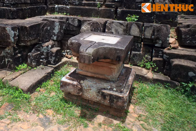 Khi Ấn Độ giáo ra đời, theo thần thoại về Siva, vị thần này hình thành như một cột lửa hình dương vật. Sau này, con người đã biểu tượng hóa bộ phận sinh dục nam – nữ để thờ thần Siva, trong đó Linga là biểu hiện đặc tính dương, Yoni là biểu hiện đặc tính âm của thần. Ảnh: Bệ Yoni ở Mỹ Sơn.