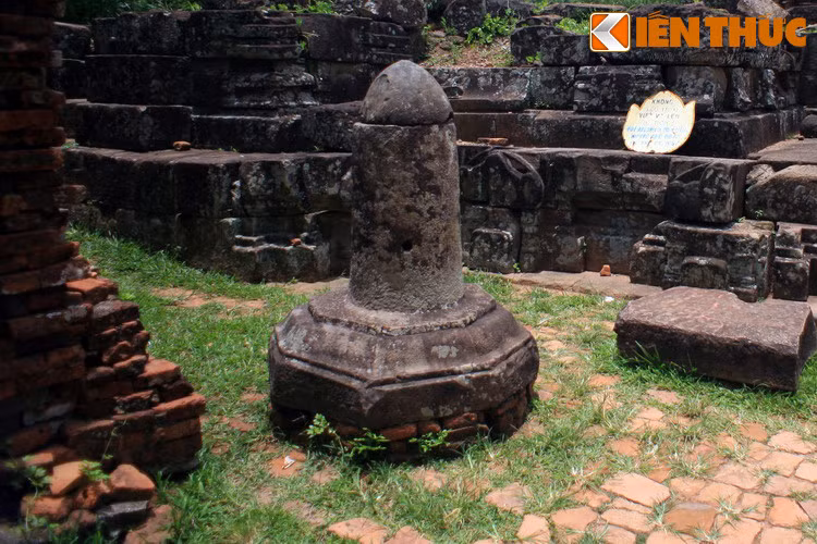 Theo các nhà nghiên cứu, tục thờ Linga và Yoni có nguồn gốc từ cộng đồng người sống ở vùng lưu vực sông Ấn thời cổ đại. Tín ngưỡng của họ gắn liền với thần thoại về thần mẹ và sự thờ cúng âm lực, coi sinh thực khí là nguồn gốc của mọi sự sáng tạo. Ảnh: Cột Linga ở Mỹ Sơn.