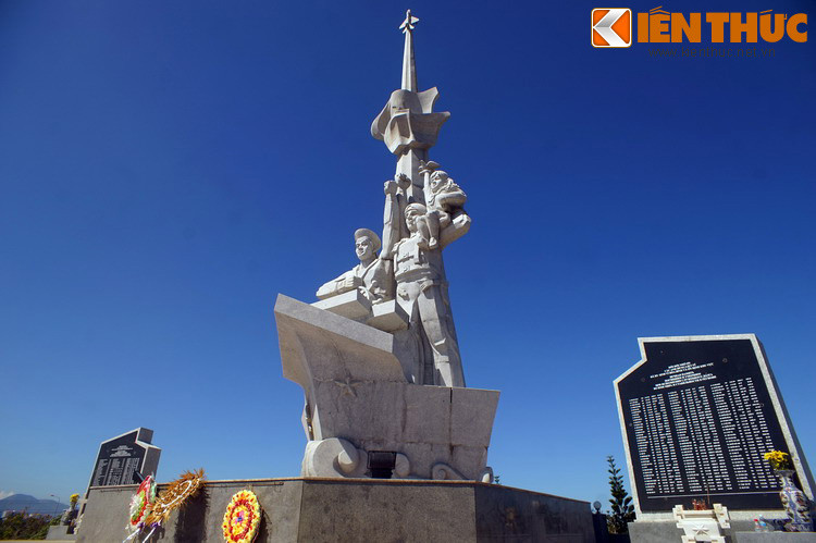 Phần chính của Tượng đài được tạc bằng đá hoa cương Bình Định, có chiều cao 21 mét, nặng 850 tấn.