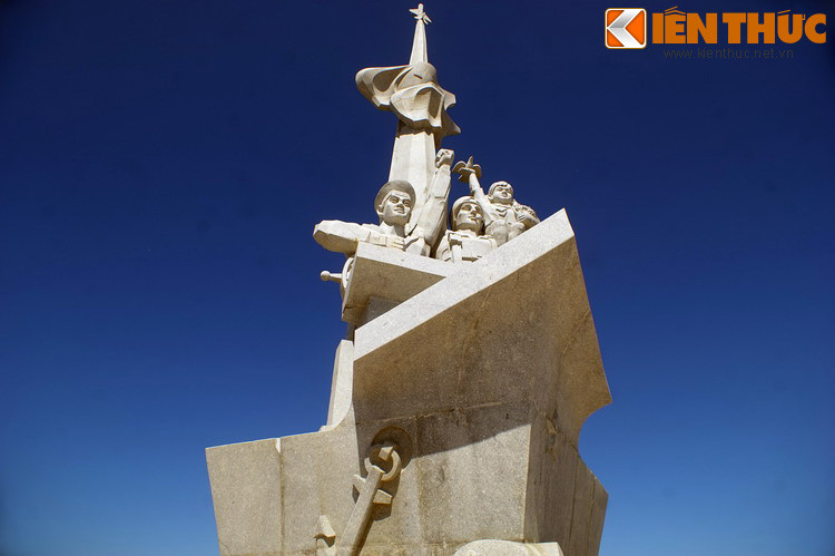 Khi đài tưởng niệm mới được xây dựng xong, cột bia kỷ niệm cũ được tháo gỡ đưa về lưu giữ vĩnh viễn trong Bảo tàng truyền thống của Hạm đội Thái Bình Dương ở thành phố Vladivostok của Nga.