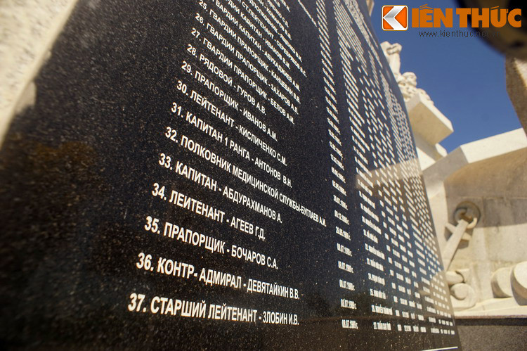 Mười năm sau, cột bia được bổ sung thêm mô hình chiếc máy bay SU-27 để tưởng nhớ sự hy sinh của các phi công trình diễn trong đội bay “Những tráng sĩ Nga”. Tên tuổi của họ cũng được khắc ghi lên cột bia.